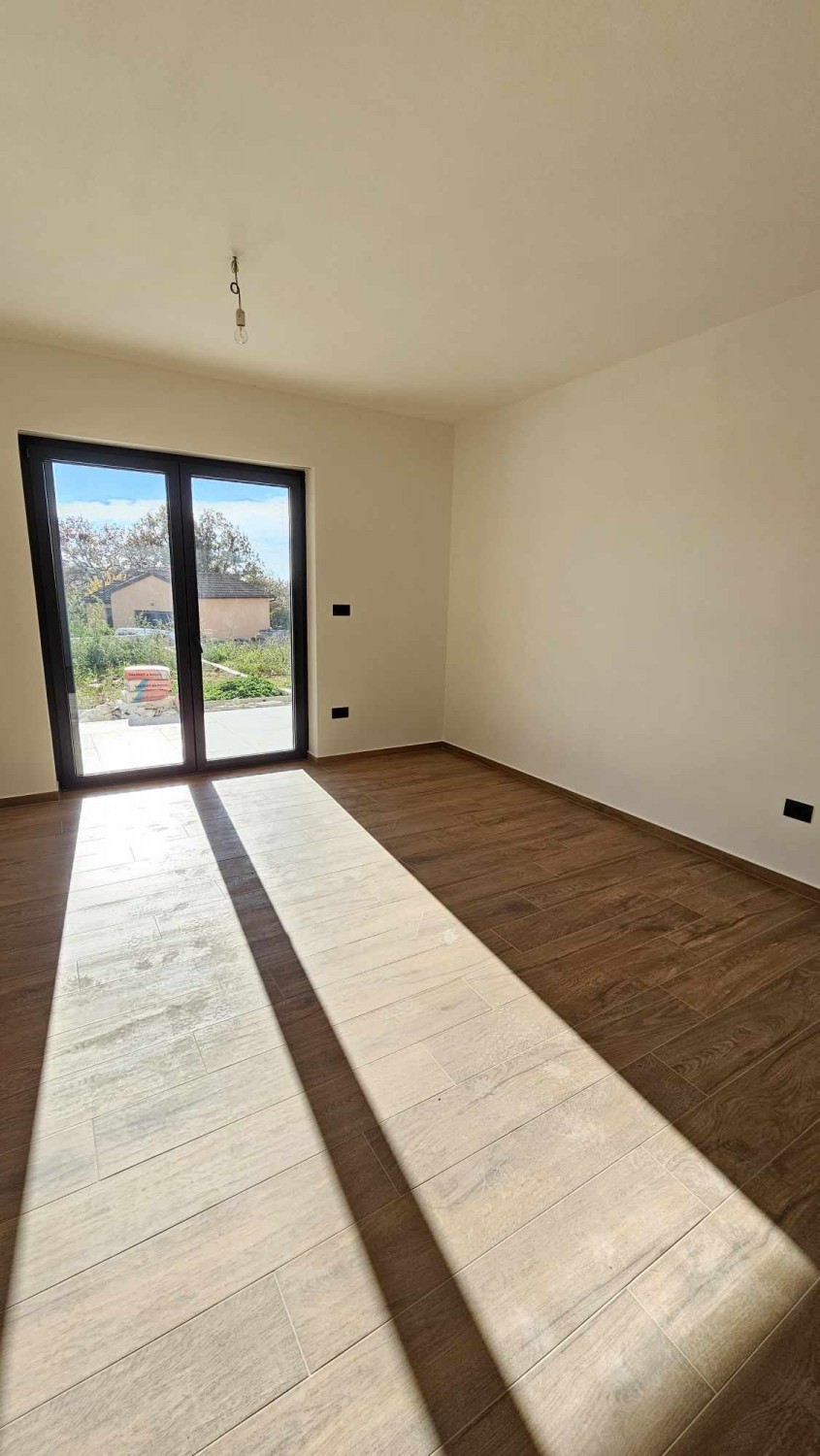 Poreč, 8 km- stanovanje v pritličju 76 m2 i vrt ca 200 m2