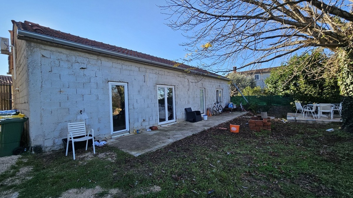Prodaja – Dve kamniti hiši z dvoriščem in pogledom na morje, v bližini Poreča, Istra