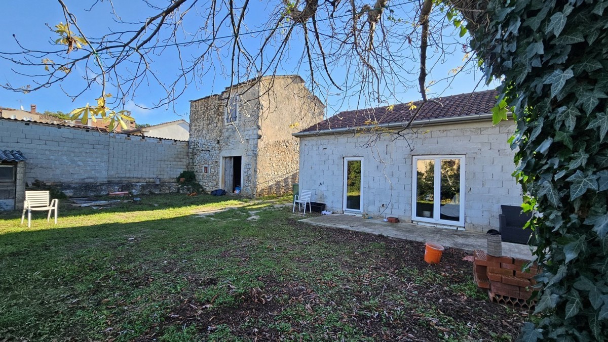 Prodaja – Dve kamniti hiši z dvoriščem in pogledom na morje, v bližini Poreča, Istra
