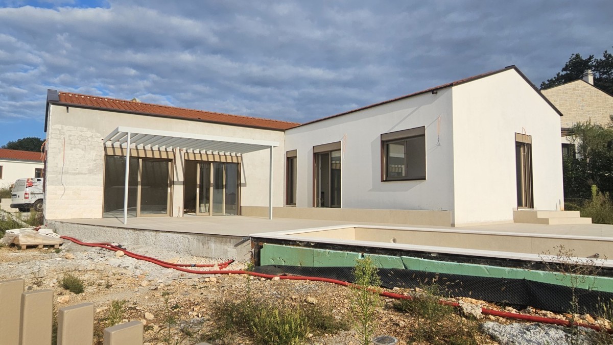 Istra Nepremičnine: Nova Pritlična Hiša z Bazenom in Garažo, Poreč Okolica