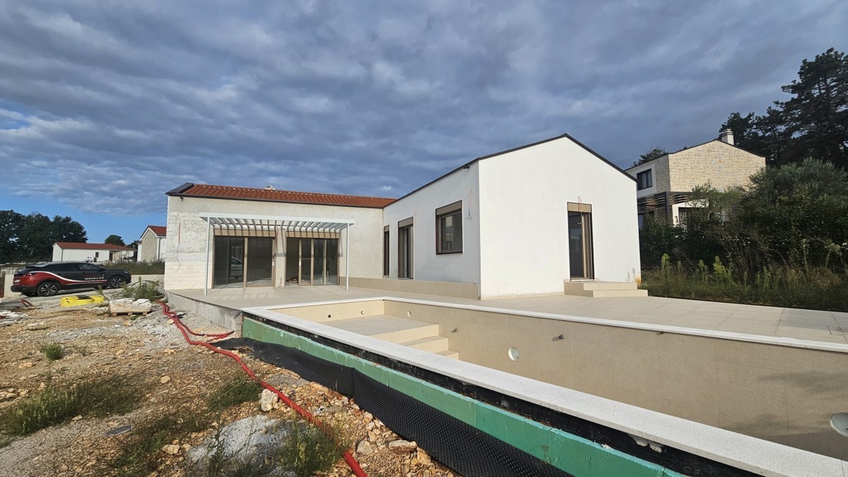 Istra Nepremičnine: Nova Pritlična Hiša z Bazenom in Garažo, Poreč Okolica