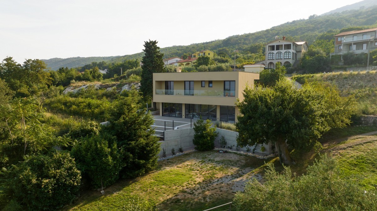 Istra, luksuzna vila z bazenom in pogledom na morje – odlična nepremičnina za nakup