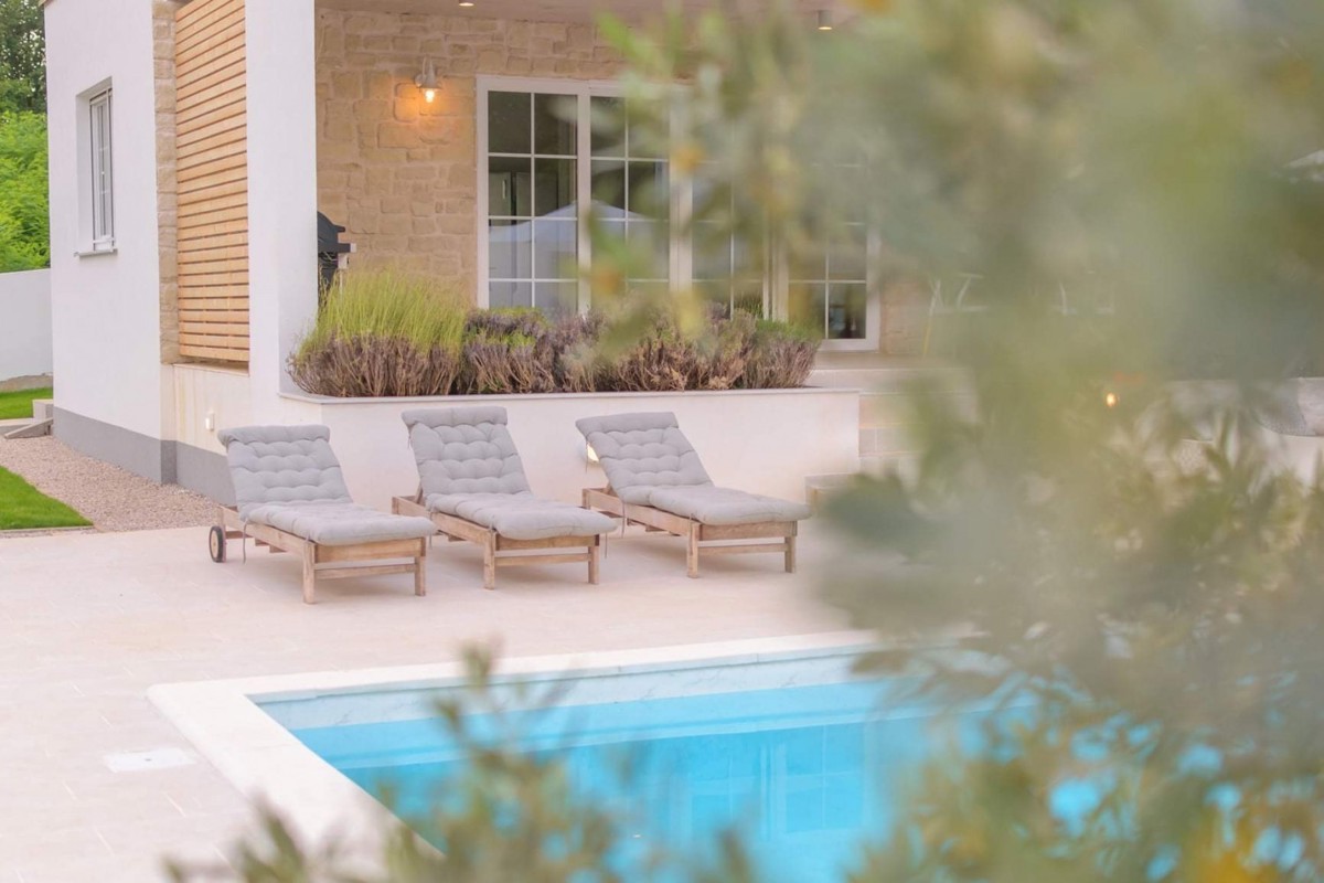 Čudovita pritlična hiša z ogrevanim bazenom blizu Labina – Naprodaj