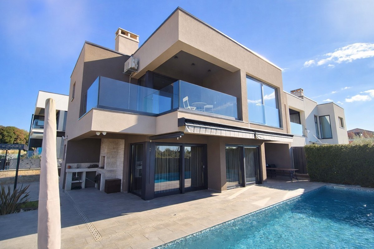 Prodaja – Moderna luksuzna hiša v Poreču, le 500 m od morja