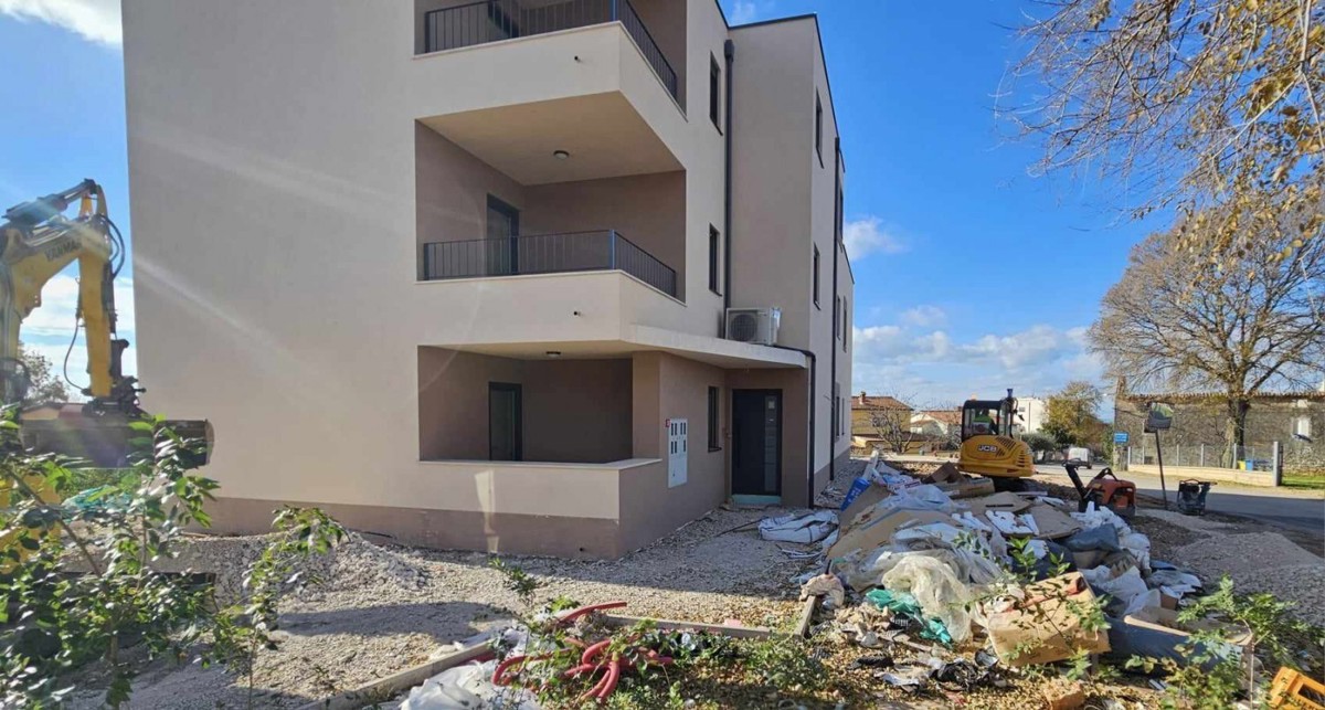 Poreč, 8 km- stanovanje v pritličju 72 m2 i vrt ca 200 m2