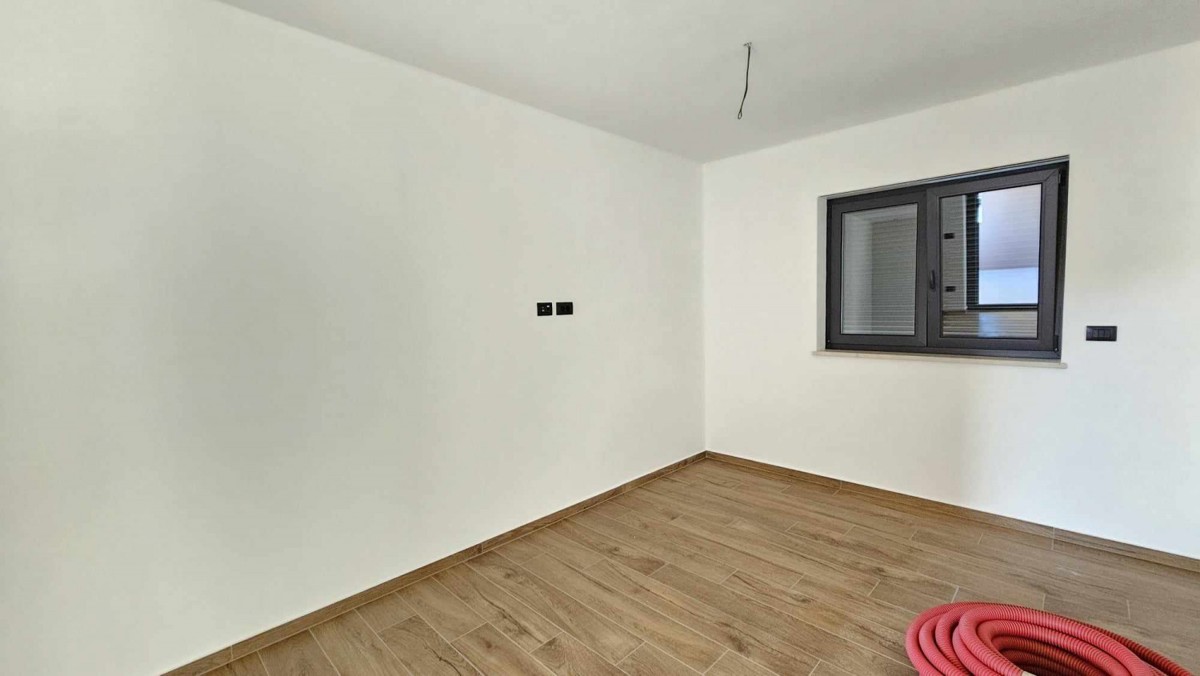 Poreč, 8 km- stanovanje v pritličju 72 m2 i vrt ca 200 m2