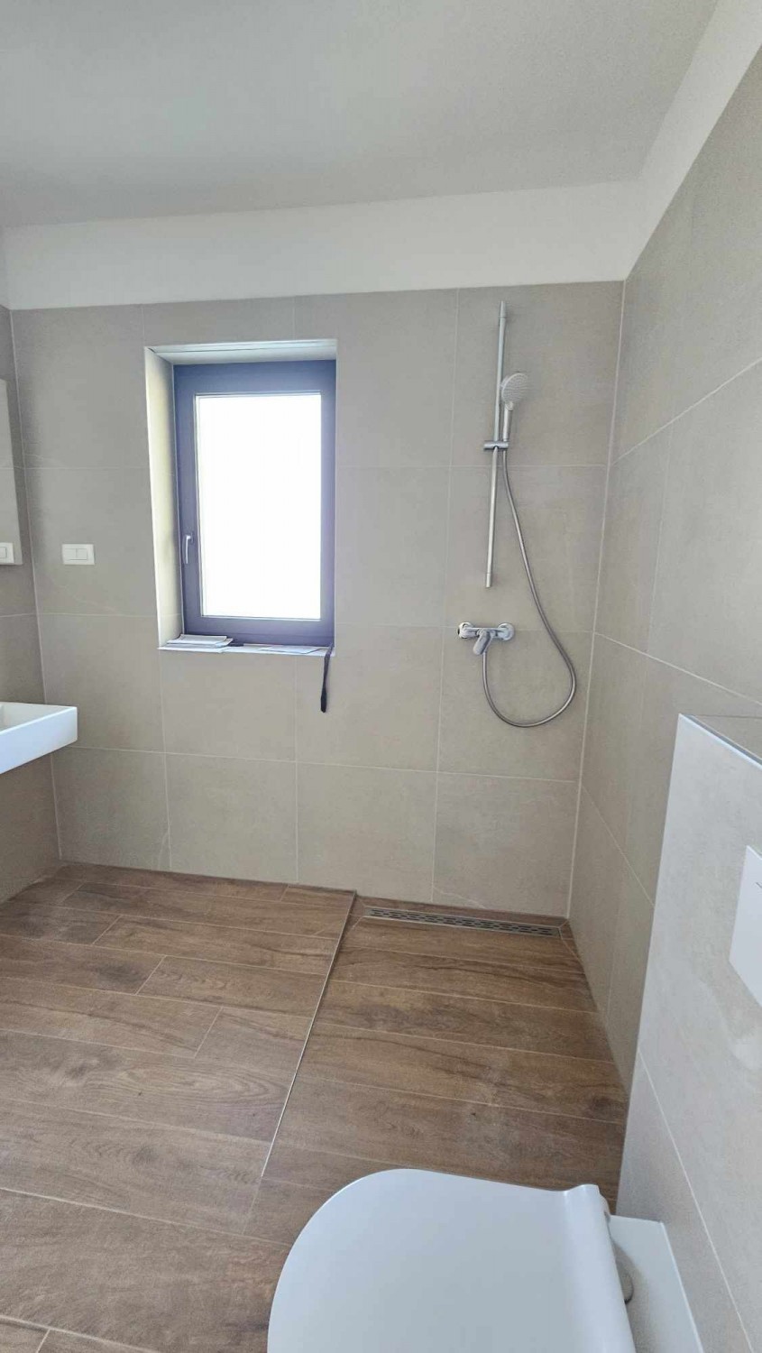 Poreč, 8 km- stanovanje v pritličju 72 m2 i vrt ca 200 m2