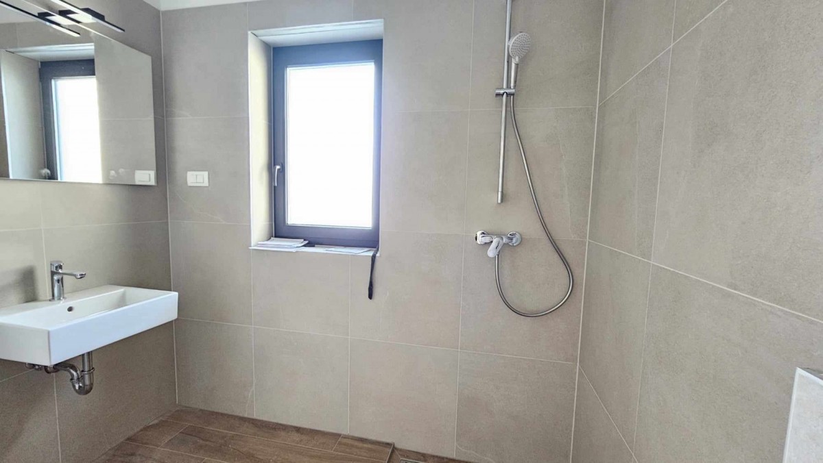 Poreč, 8 km- stanovanje v pritličju 72 m2 i vrt ca 200 m2