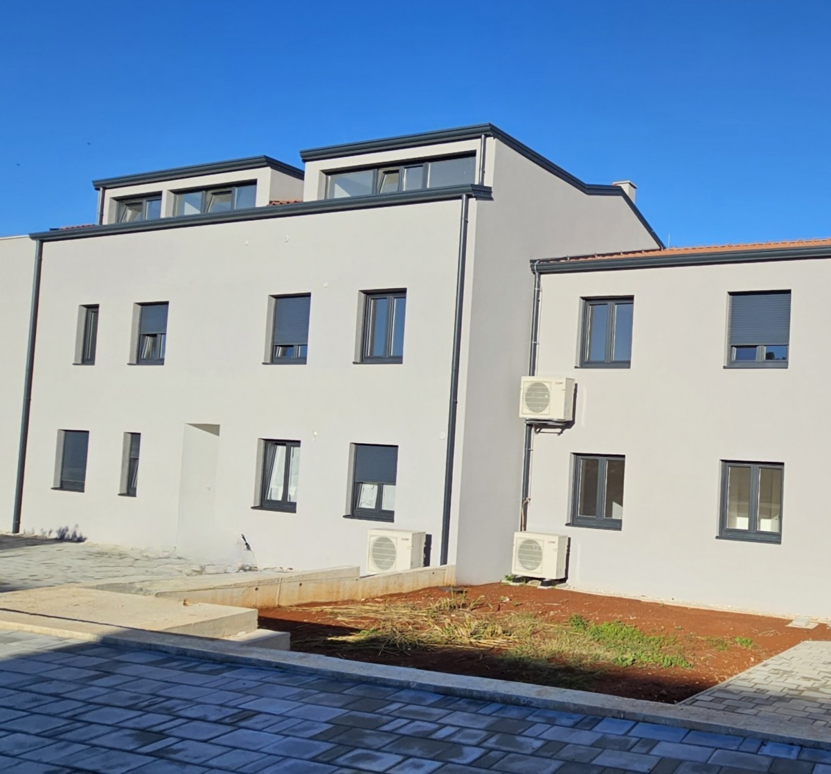 Dvoetažno stanovanje z razgledom na morje – novogradnja pri Poreču