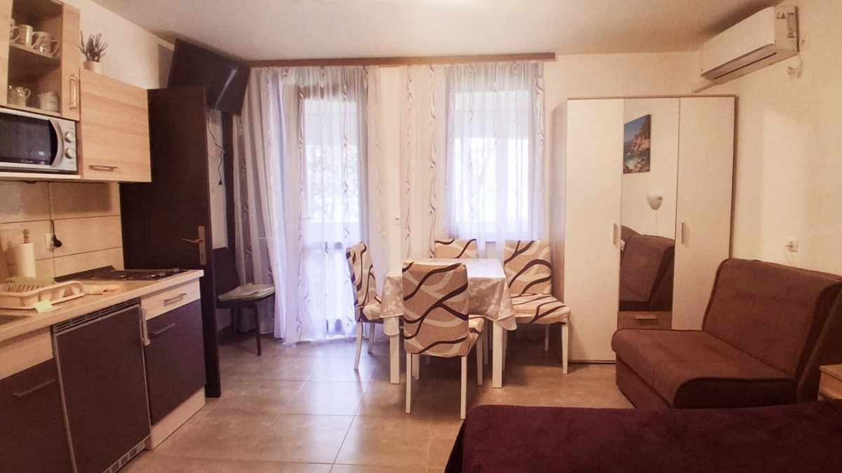 Prenovljeno stanovanje 30 m² z ložo v Červar Poratu – Naprodaj