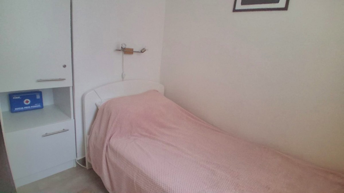 Prenovljeno stanovanje 30 m² z ložo v Červar Poratu – Naprodaj