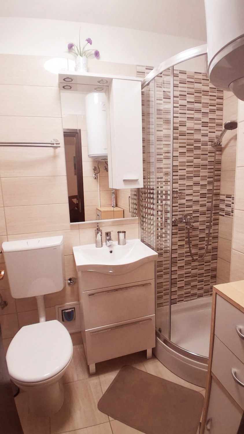 Prenovljeno stanovanje 30 m² z ložo v Červar Poratu – Naprodaj