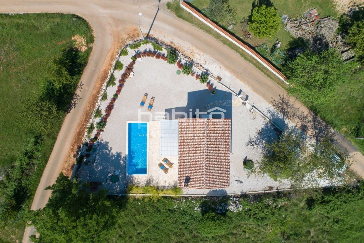 Poreč 15 km, Višnjan 5 - Oaza miru, hiša z bazenom obdana z zelenjem