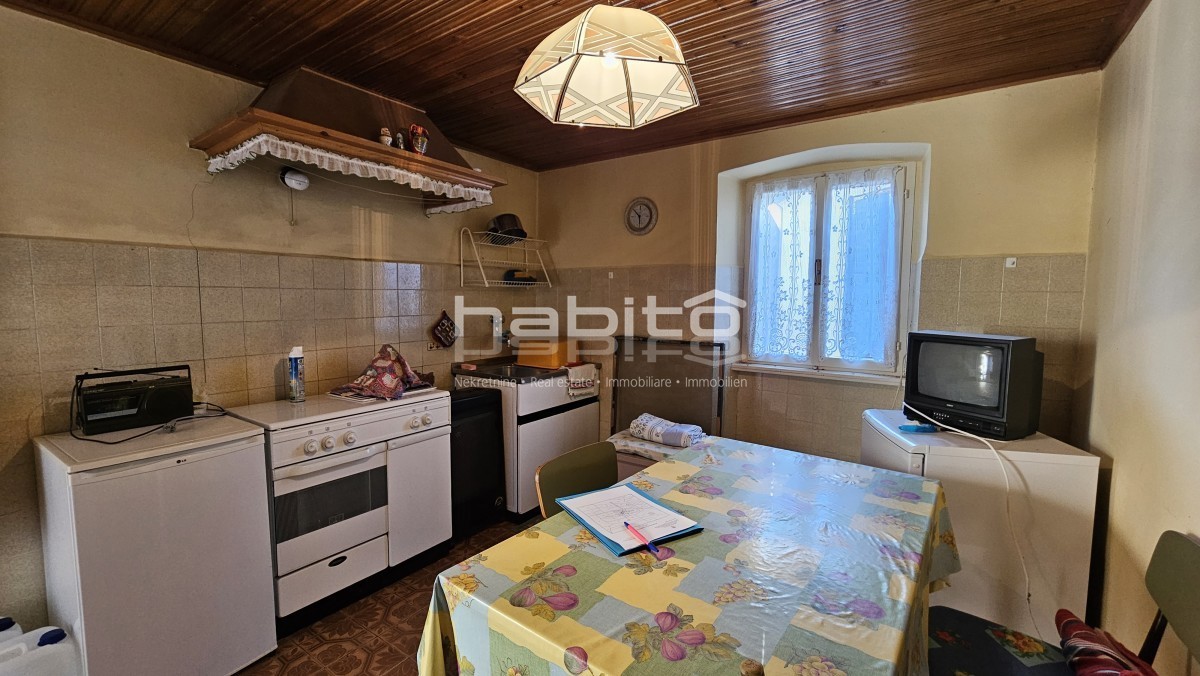 Okolica Grožnjana - Kamnita hiša, atraktivna zgradba. in kmetijstvo. zemljišče z lepim pogledom na Grožnjan