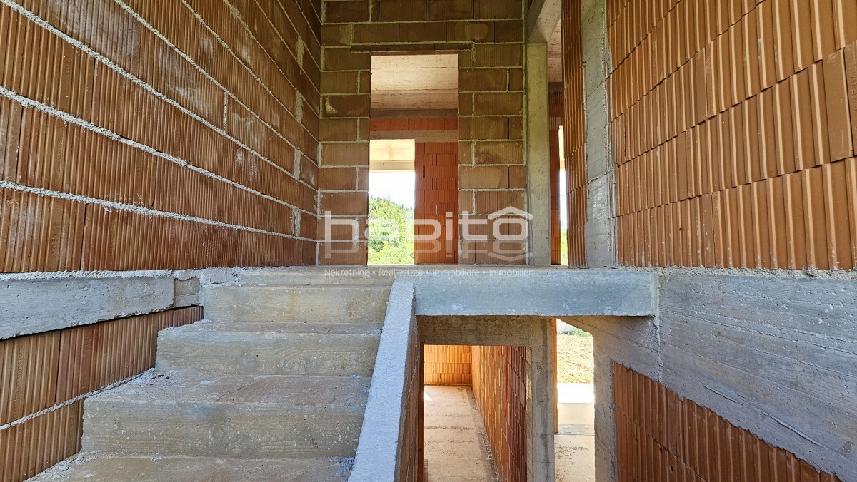 Okolica Poreča, bližina Višnjana - Hiša v gradnji z bazenom, priložnost za ureditev po želji