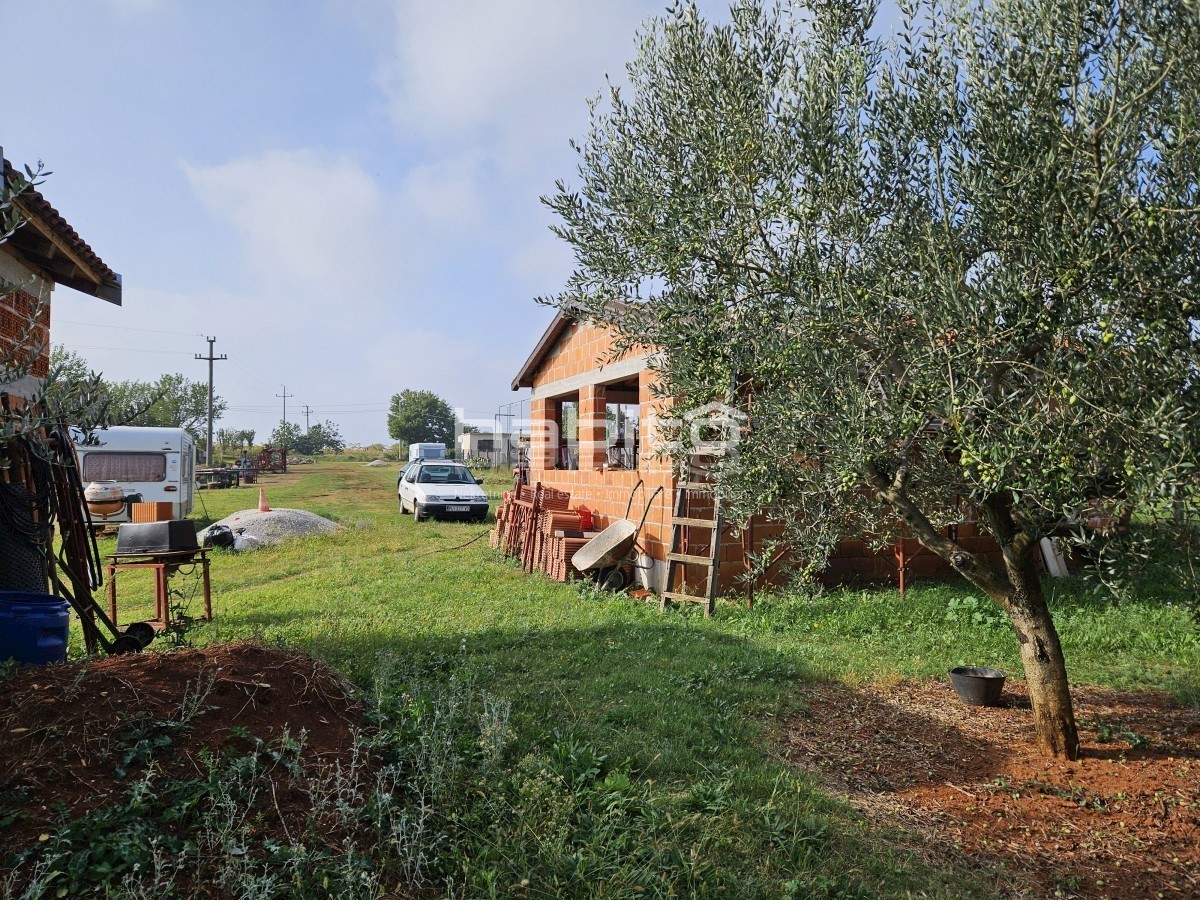 Poreč 10 km - Gradbeno in kmetijsko zemljišče le 8 km od morja