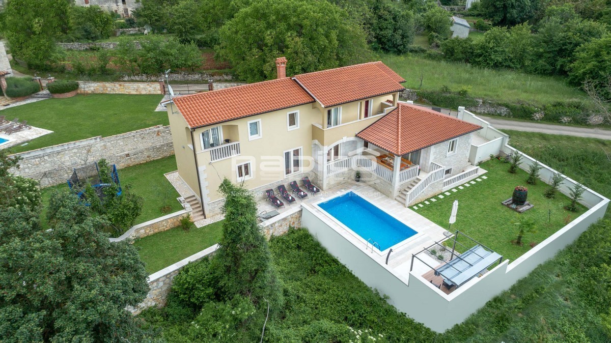 Poreč 20 km - Samostojna hiša z bazenom, 4 spalnice