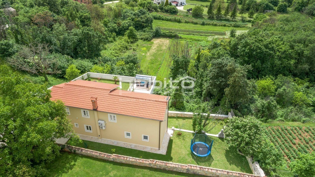Poreč 20 km - Samostojna hiša z bazenom, 4 spalnice