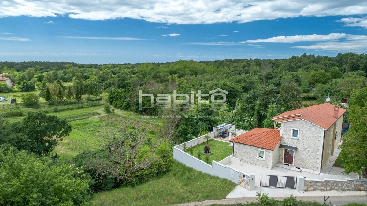 Poreč 20 km - Samostojna hiša z bazenom, 4 spalnice