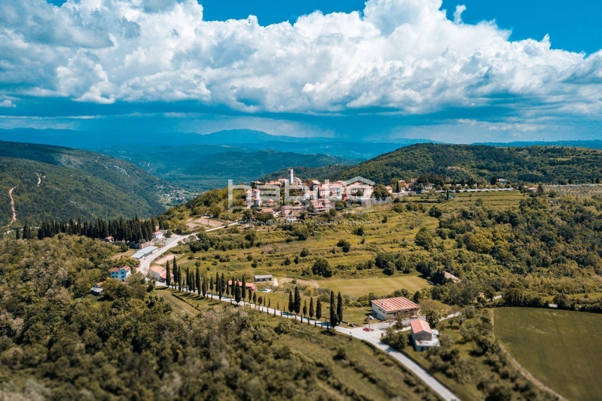 Oprtalj - Prostorna zgradba z zemljiščem in panoramskim pogledom