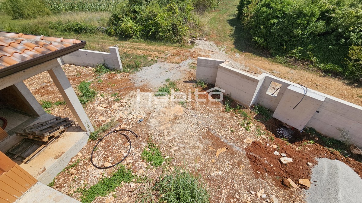 Okolica Poreča, bližina Višnjana - Hiša v gradnji z bazenom, priložnost za ureditev po želji