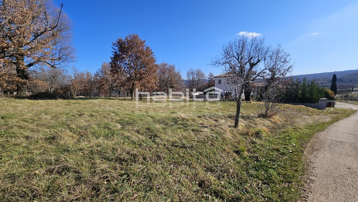 Stavbno zemljišče za stanovanjsko gradnjo – okolica Motovuna