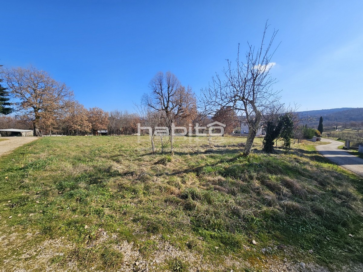 Stavbno zemljišče za stanovanjsko gradnjo – okolica Motovuna