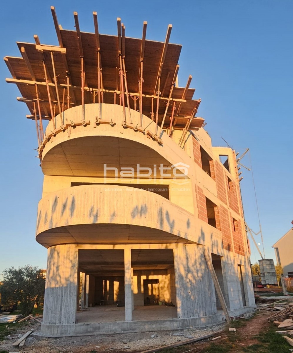 POREČ OKOLICA – Luksuzna Novogradnja s Panoramskim Pogledom na Morje in Alpe