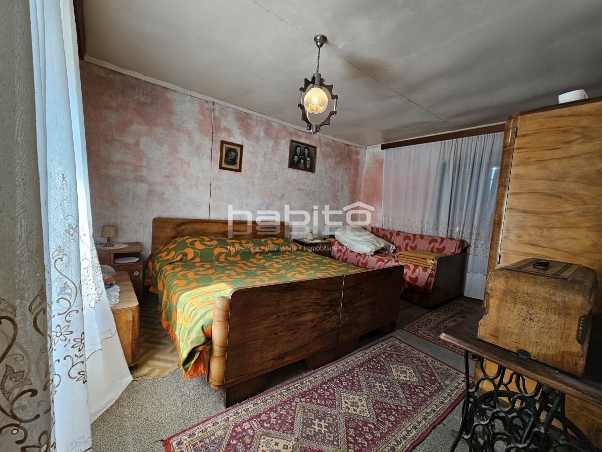 Poreč okolica - Prekrasna stara kamena kuća z veliko okućnico, mirna lokacija