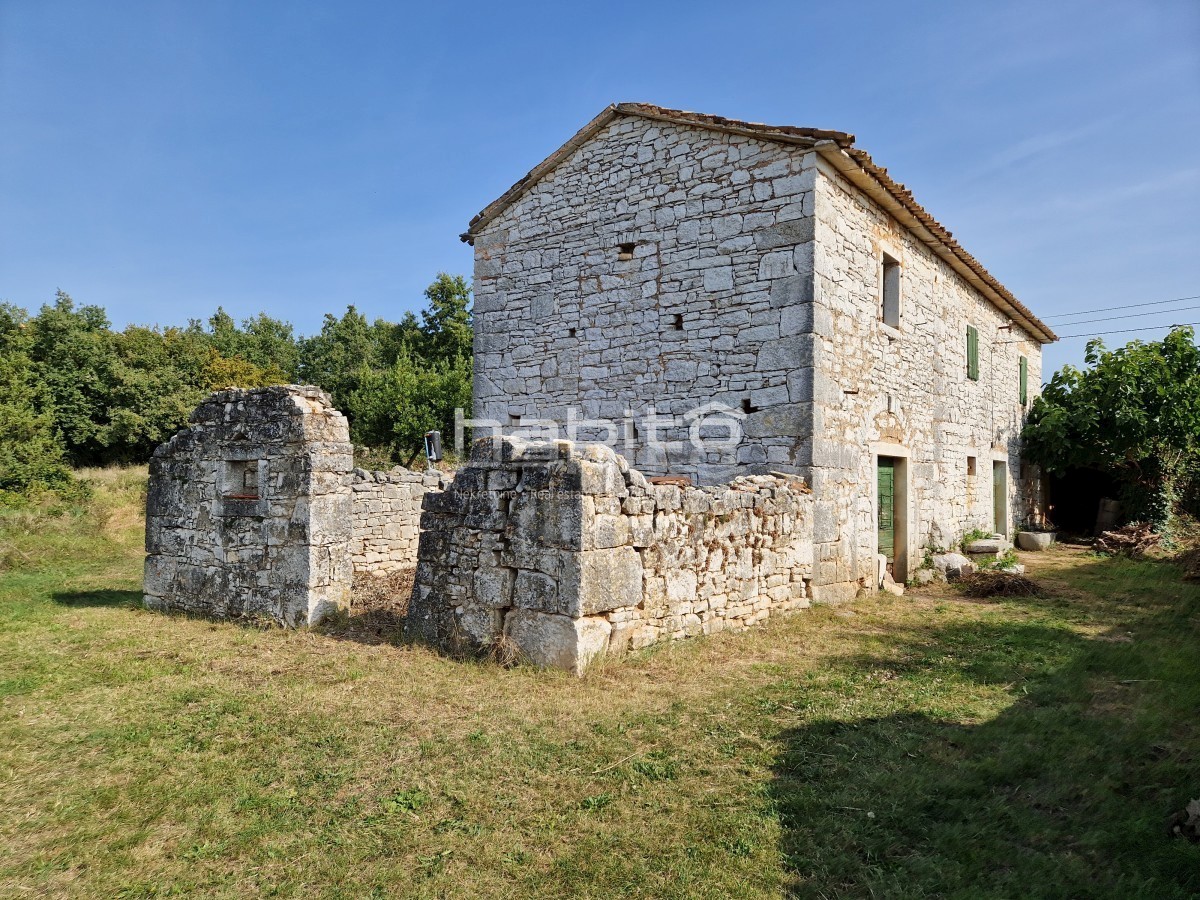 Poreč okolica - Prekrasna stara kamena kuća z veliko okućnico, mirna lokacija