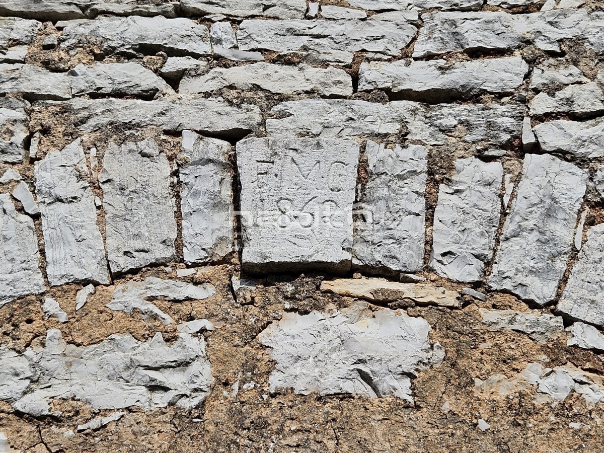 Poreč okolica - Prekrasna stara kamena kuća z veliko okućnico, mirna lokacija