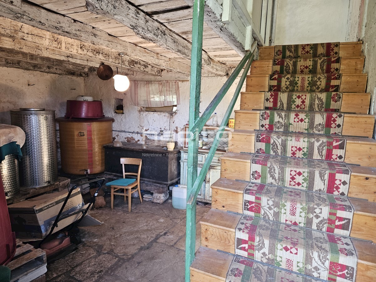 Poreč okolica - Prekrasna stara kamena kuća z veliko okućnico, mirna lokacija