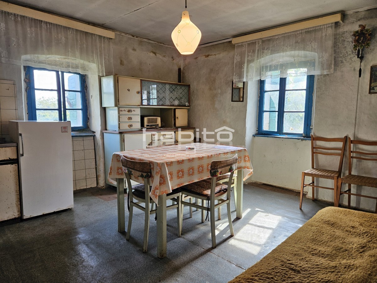 Poreč okolica - Prekrasna stara kamena kuća z veliko okućnico, mirna lokacija
