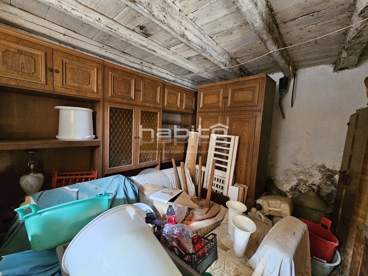 Poreč okolica - Prekrasna stara kamena kuća z veliko okućnico, mirna lokacija