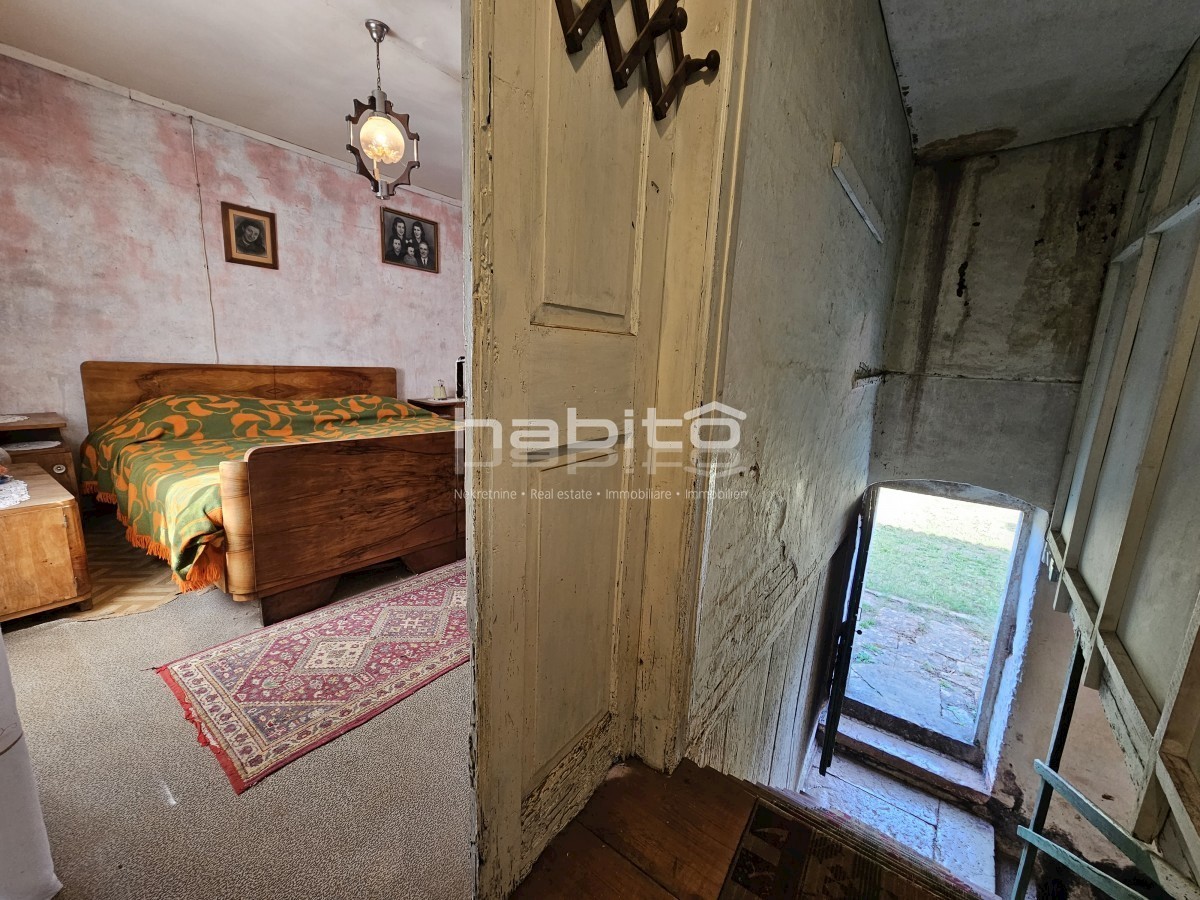 Poreč okolica - Prekrasna stara kamena kuća z veliko okućnico, mirna lokacija