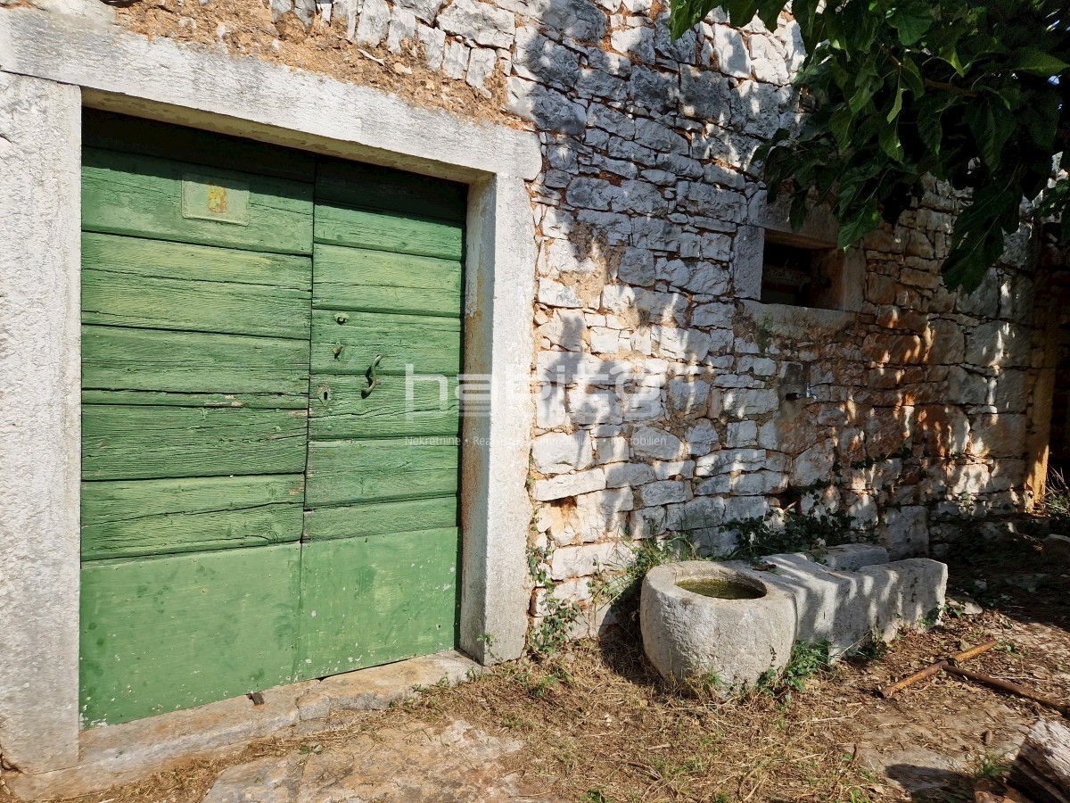 Poreč okolica - Prekrasna stara kamena kuća z veliko okućnico, mirna lokacija