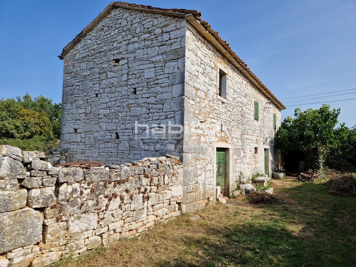 Poreč okolica - Prekrasna stara kamena kuća z veliko okućnico, mirna lokacija