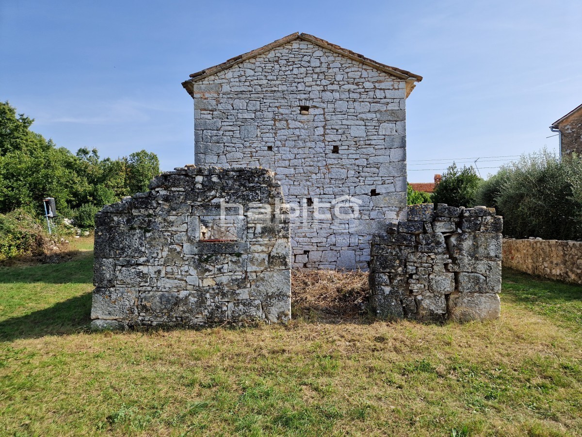 Poreč okolica - Prekrasna stara kamena kuća z veliko okućnico, mirna lokacija