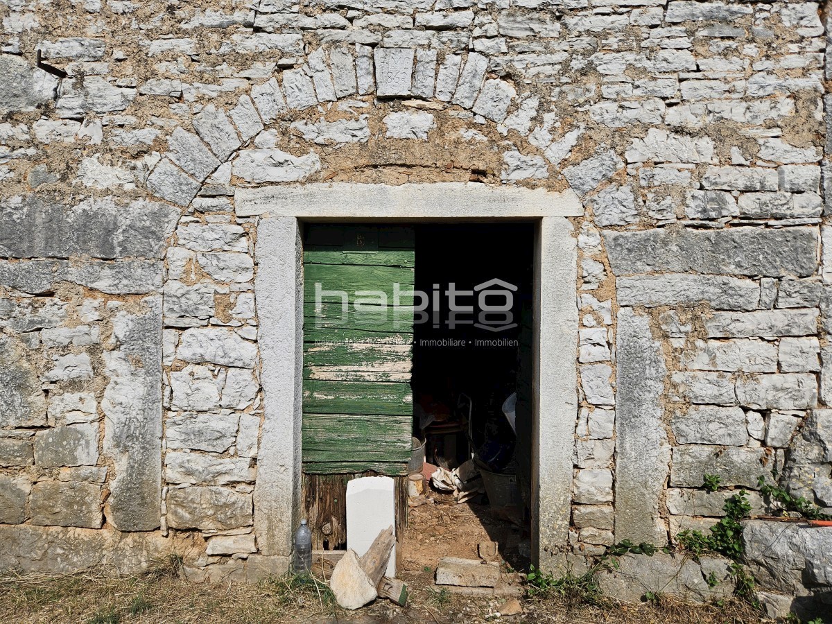 Poreč okolica - Prekrasna stara kamena kuća z veliko okućnico, mirna lokacija