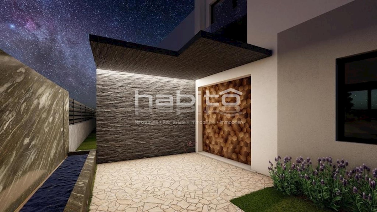 Luksuzno stanovanje z bazenom in vrtom v Poreču (96 m2)