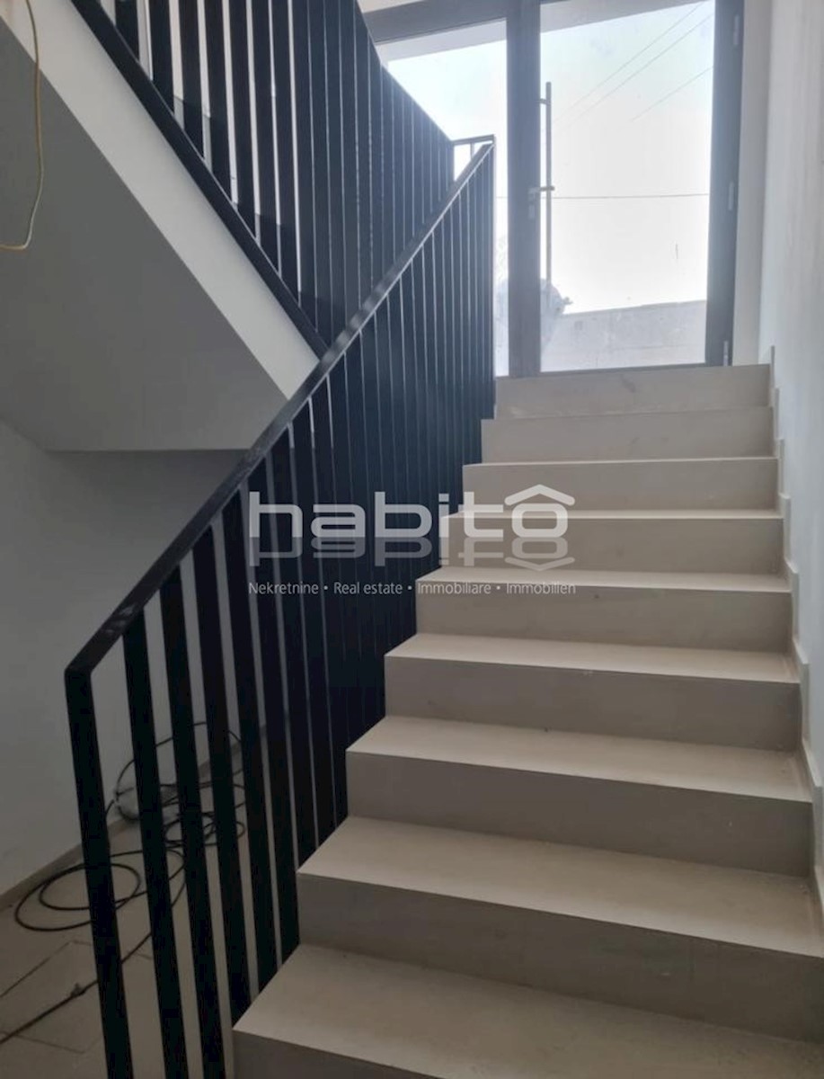 Luksuzno stanovanje z bazenom in vrtom v Poreču (96 m2)