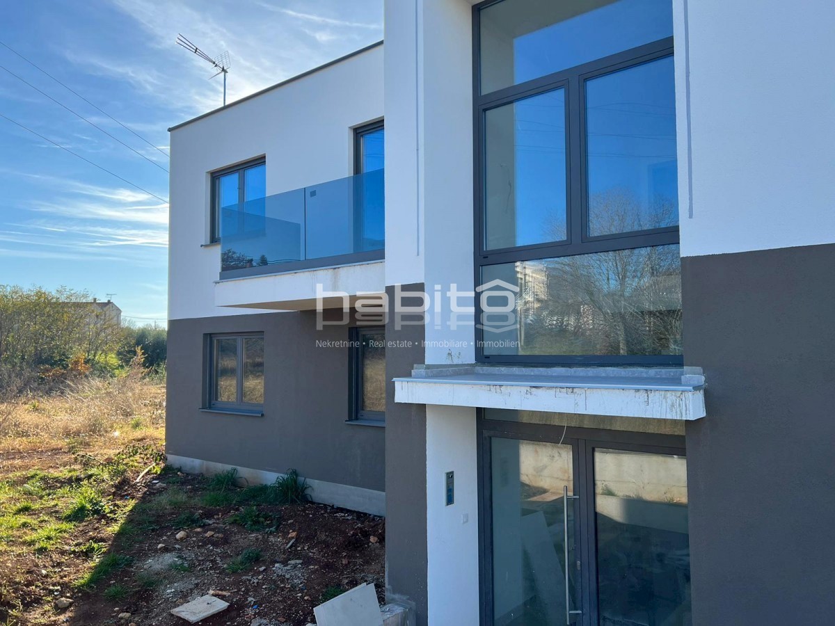 Luksuzno stanovanje z bazenom in vrtom v Poreču (96 m2)