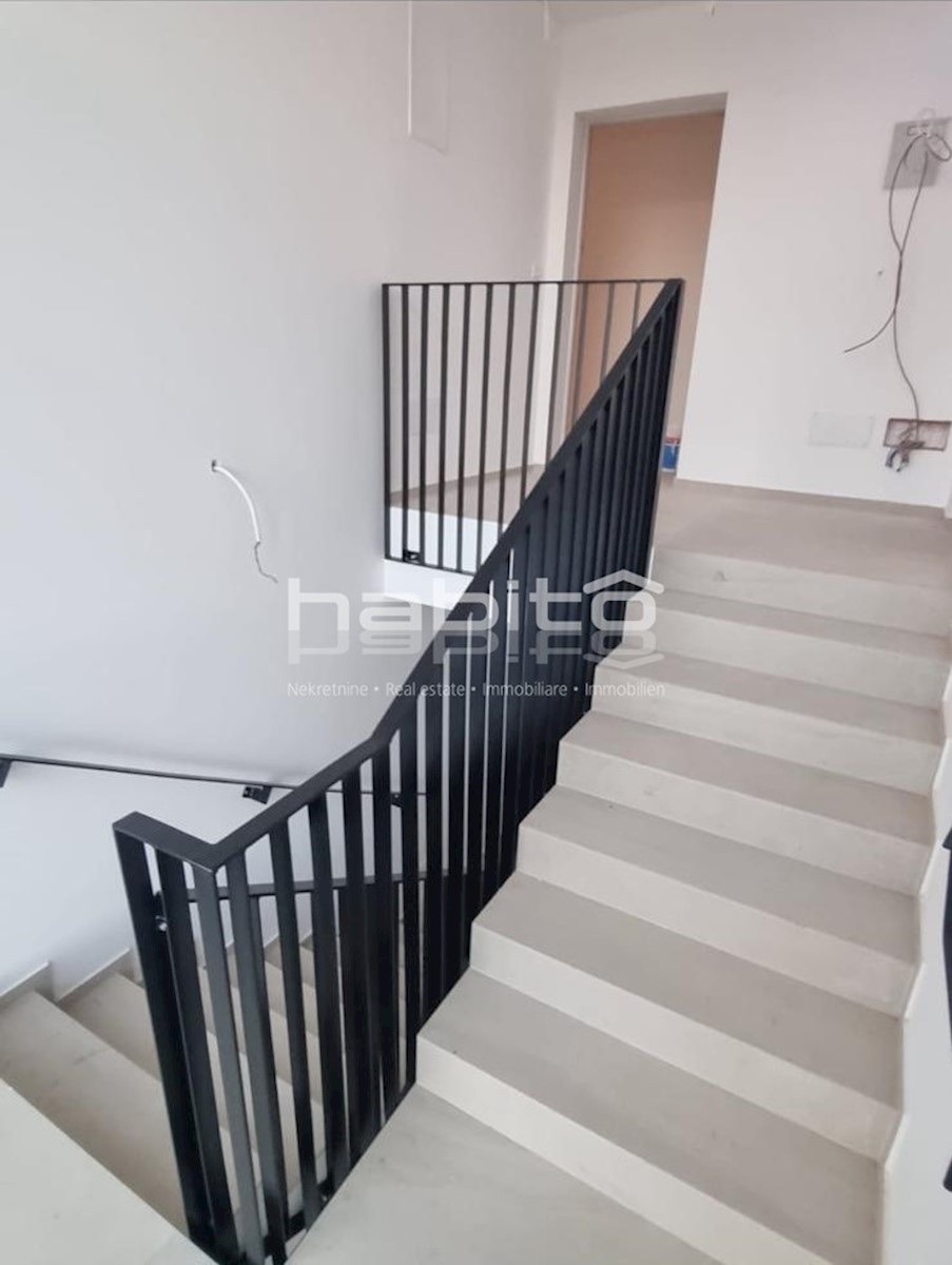 Luksuzno stanovanje z bazenom in vrtom v Poreču (96 m2)