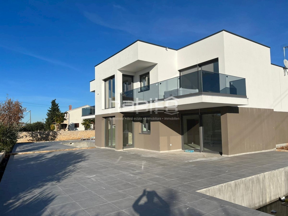 Luksuzno stanovanje z bazenom in vrtom v Poreču (96 m2)
