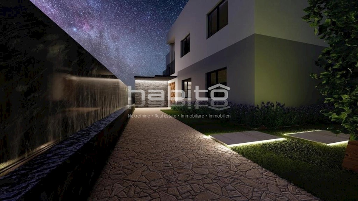 Luksuzno stanovanje z bazenom in vrtom v Poreču (96 m2)