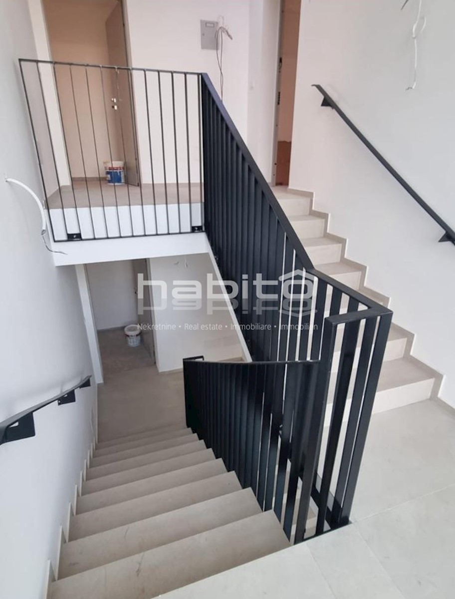 Luksuzno stanovanje z bazenom in vrtom v Poreču (96 m2)