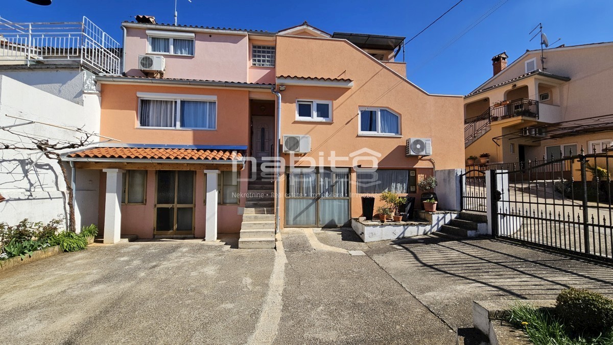 Okolica Poreča, Lovreč - Hiša z apartmaji, POGLED NA MORJE