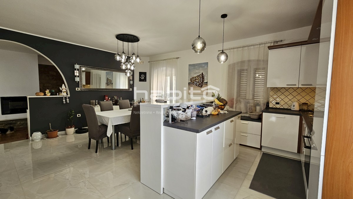 Okolica Poreča, Lovreč - Hiša z apartmaji, POGLED NA MORJE