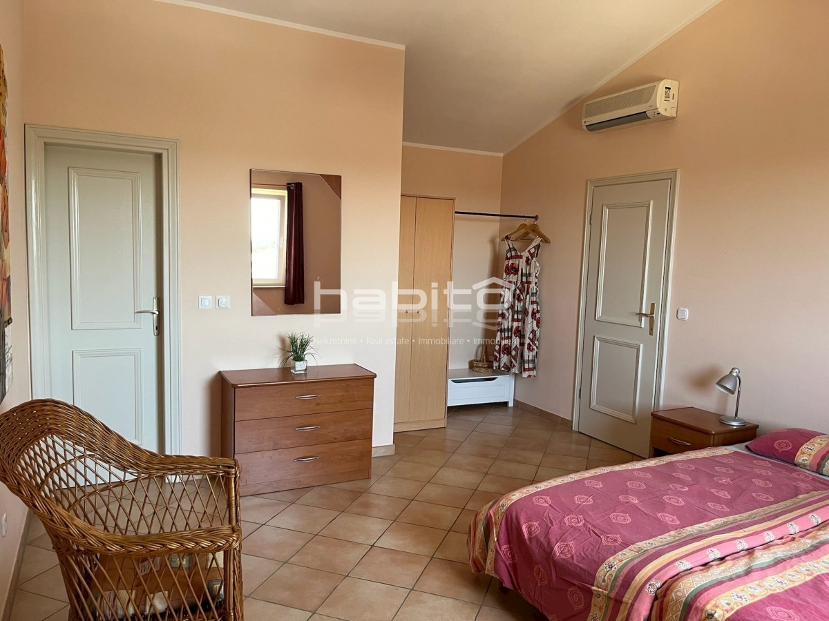 Poreč okolica - Komforna kuća sa bazenom i pogledom na more