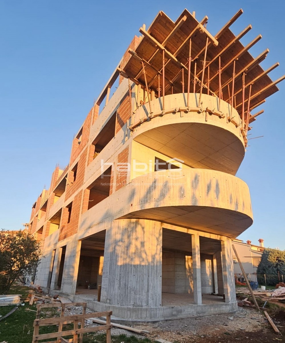 POREČ OKOLICA – Luksuzna Novogradnja s Panoramskim Pogledom na Morje in Alpe